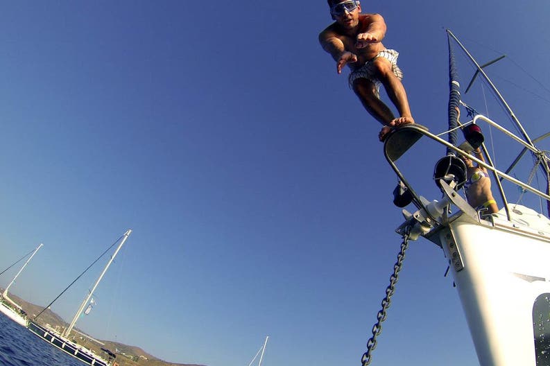 Tuffo dal ponte della barca a vela Sun Odyssey 45