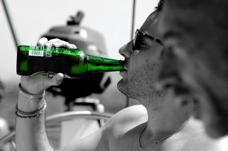 Sorseggiare una birra sulla barca a vela Sun Odyssey 45