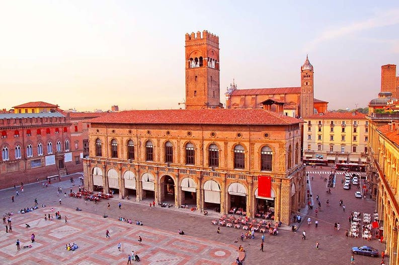italy-bologna-main-square-and-king-enzo-palace