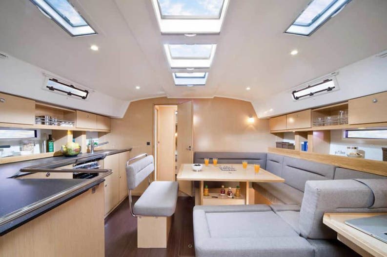 bavaria-cruiser-45-interior-01
