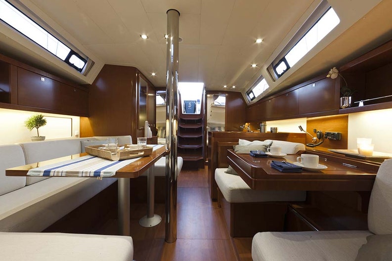 Oceanis 41 interno cabina salotto