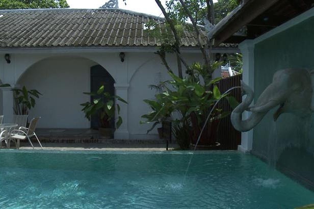 hotel-villa-santi-luang-prabang-patio