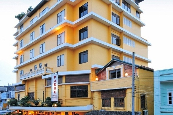 Vista dell'esterno del Pakse Hotel nel Laos