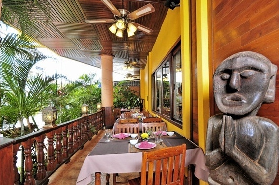 Terrazza del Pakse Hotel nel Laos