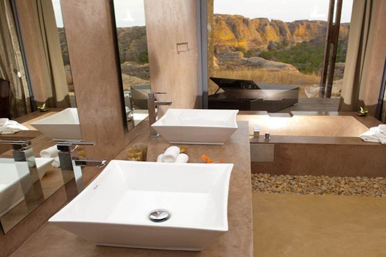 Bagno di una camera dell'hotel Isalo Rock Lodge di Ranohira