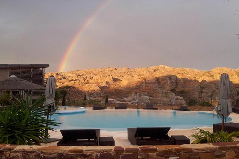 Vista della piscina esterna dell'hotel Isalo Rock Lodge di Ranohira
