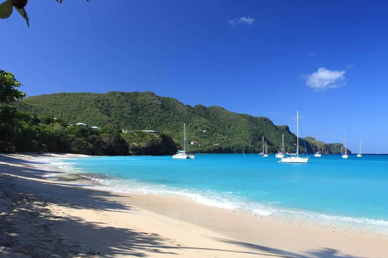 Caraibi Bequia spiaggia Spiaggia di sabbia bianca dell'isola di Bequia nei Caraibi