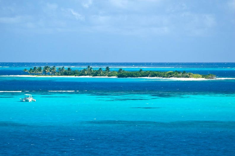 Turquoise sea of Tobago Cays in the Caribbean