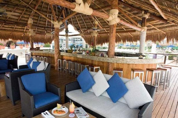 Bar of the Presidente Intercontinental Cancun Resort in Messico