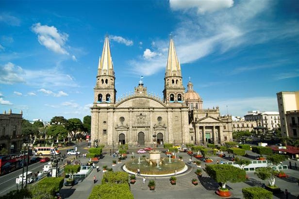 Vista della piazza e della cattedrale di Guadalajara in Messico