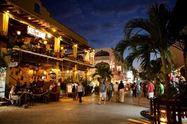 Central alley of Playa del Carmen, a town of Quintana Roo in Mexico