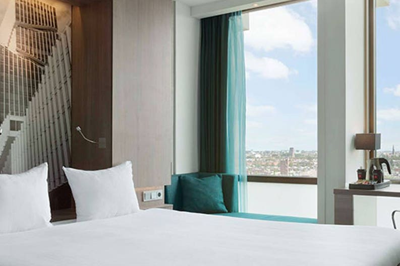 Camera da letto dell'hotel Ramanda Apollo ad Amsterdam nei Paesi Bassi