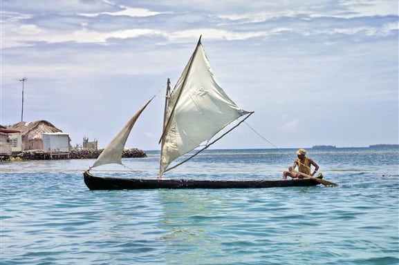 shutterstock-60790162-a-kuna-indian-man-rowing-on-a-traditional-sailboat-sanblas