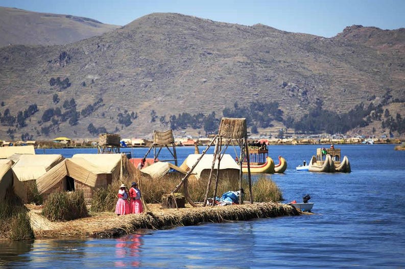 peru-puno-island-uros-lago-titicaca