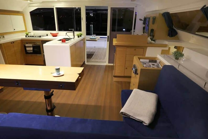 nautitech-482-interior-01