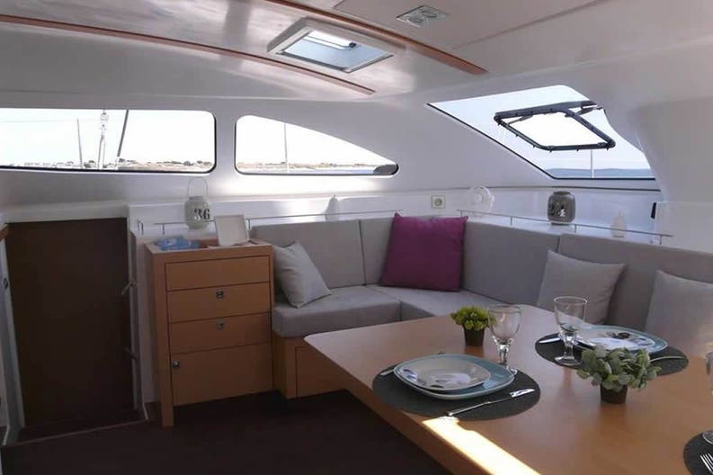 nautitech-482-interior-03