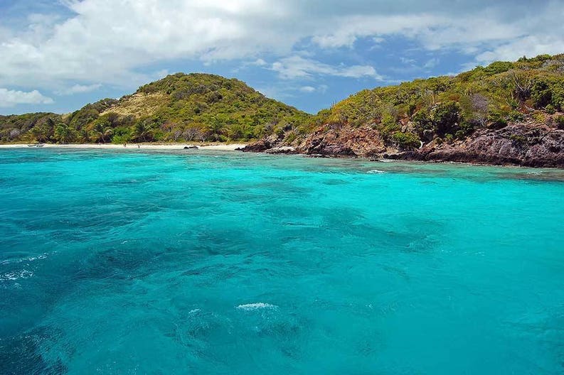 grenadines-tobago-cays-turquoise-sea