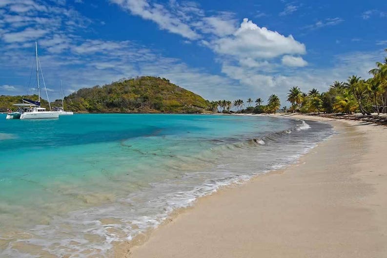 st-vincent-and-grenadines-mayreau-island-beach-and-catamarans-on-sea