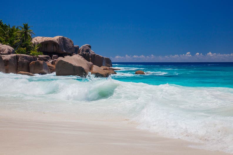 Spiaggia sulla costa ovest di Grand Soeur alle Seychelles