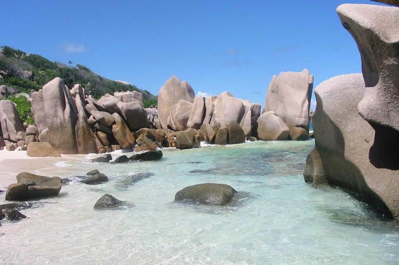 Vista della spiaggia di Anse Marron sull'isola di La Digue nelle Seychelles