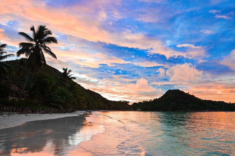 Tramonto a Anse Cote d'or sull'isola di Praslin nelle Seychelles