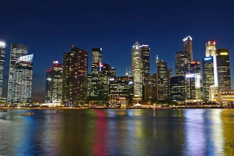 Veduta notturna della città di Singapore
