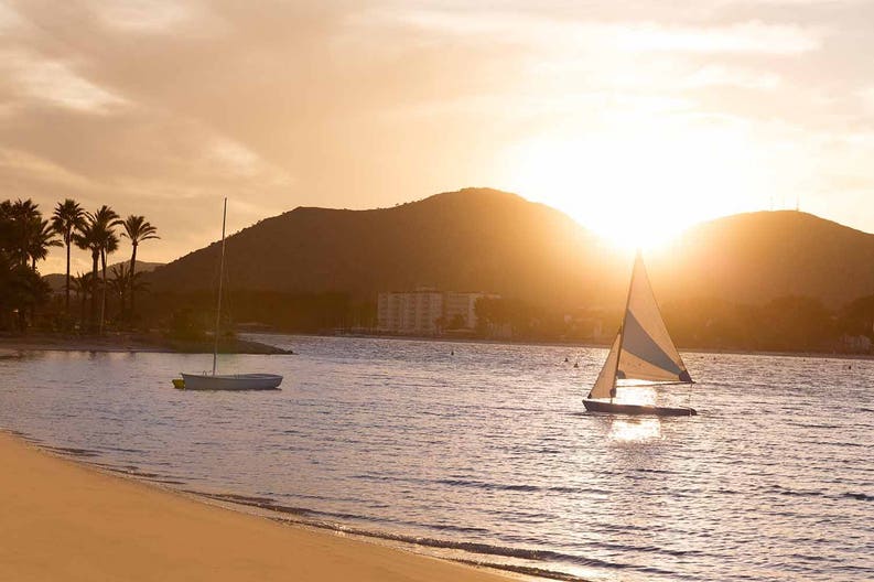 Tramonto ad Alcudia a Maiorca nelle Baleari in Spagna