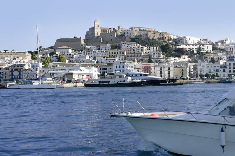 Spagna Ibiza Città Vista dal mare della città di Ibiza in Spagna