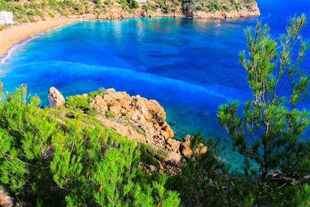 shutterstock-98995928-baeutiful-small-bay