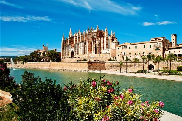 shutterstock-134186951-cathedral-of-palma-de-majorca