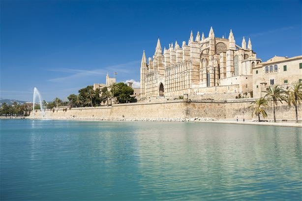 shutterstock-98629406-cathedral-and-almudaina