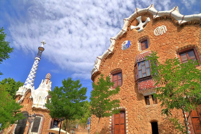 spain-barcelona-park-guell-buildings