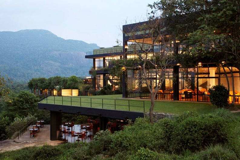 Vista esterna dell'hotel Heritance Kandalama a Dambulla in Sri Lanka