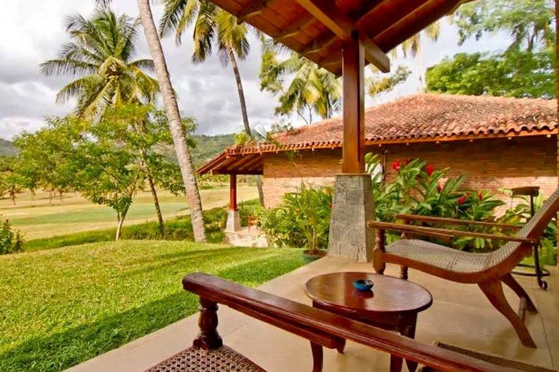 Terrazza privata di una camera del Victoria Golf Chalets a Kandy in Sri Lanka