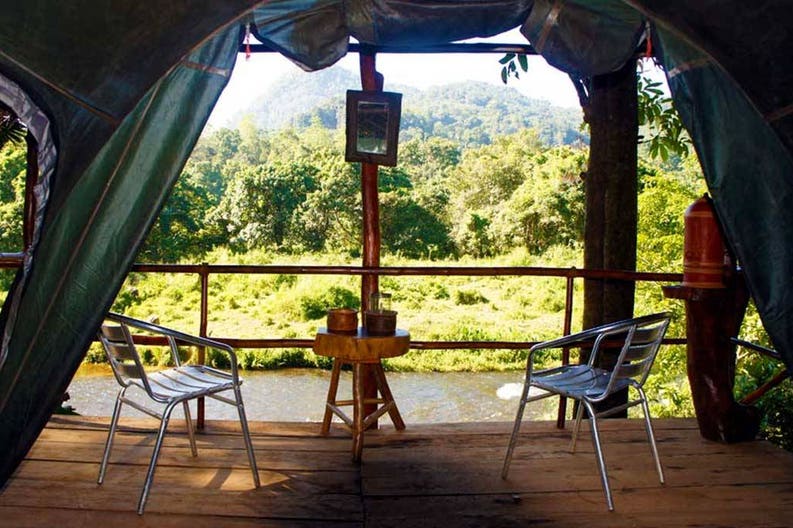 Terrazza privata di un bungalow del Borderlands River Base Camp in Sri Lanka