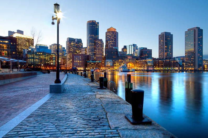 Vista del porto e del distretto finanziario di Boston negli Stati Uniti d'America