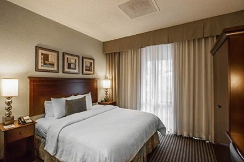 Camera da letto dell'hotel Sleep In at Court Square a Memphis