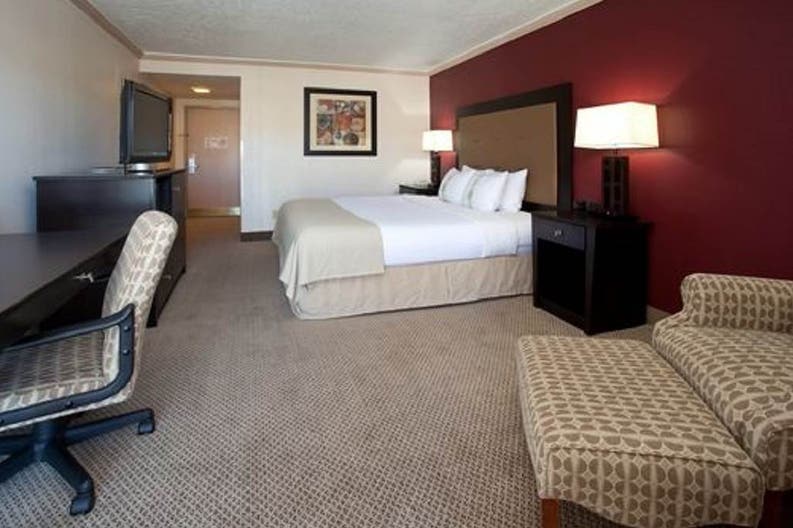 Bedroom of the Holiday Inn Rocksprings in Rock Springs
