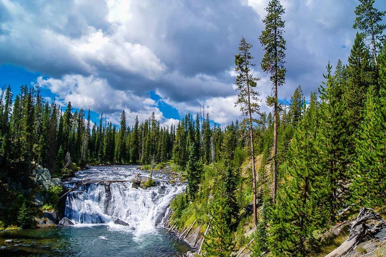 usa-yellowstone-national-park-moose-falls