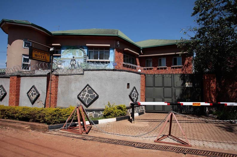 01uens-im1001-sophies-motel-1475