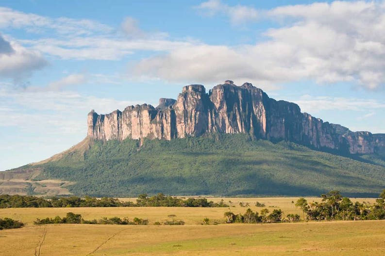 venezuela-canaima-morning-view-of-akopan-tepui