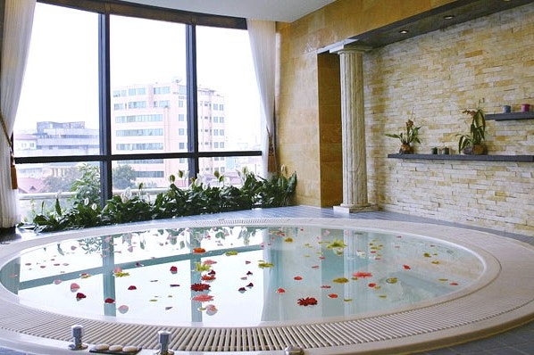 hotel-melia-hanoi-piscina-interna