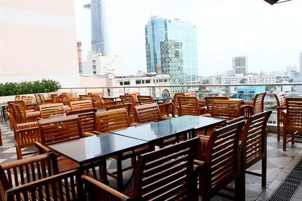Ristorante esterno del Caravelle di Saigon in Vietnam